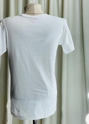 Женская белая футболка с принтом2 фото