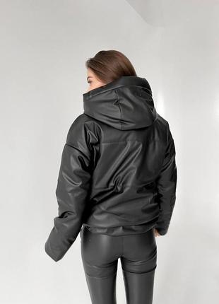Кожаная демисезонная куртка из эко-кожи с капюшоном6 фото