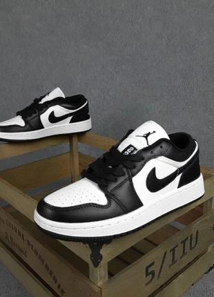 Женские кроссовки air jordan 1 low white/black, белые с чёрным, кожанные