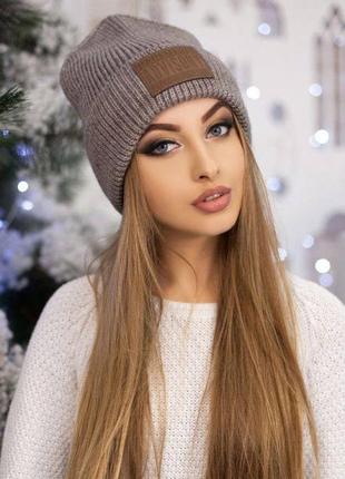 Стильная шапка с нашивкой advisory