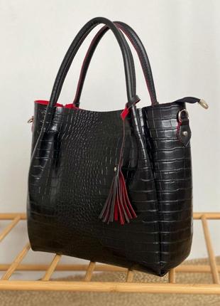 Сумка чёрного цвета с красной окантовкой