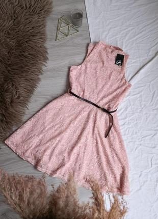 Персиковое кружевное платье под пояс3 фото