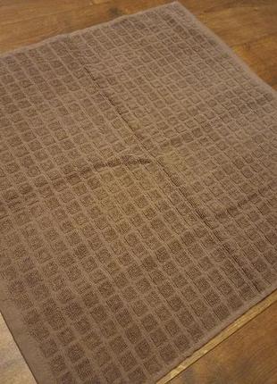 Рушник коричневе махровий.