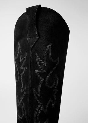 Замшевые сапоги zara, чёрного цвета . вышивка на голенище, каблук в ковбойском стиле4 фото