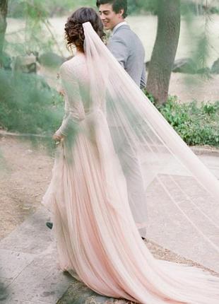 Фата довга, без прикрас, без мережива, рівний обрізний край