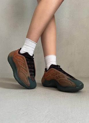 Yeezy 700 v3 copper fade adidas брендові круті кросівки ізі з градієнтом морквяні адідас жіночі трендові кросівки ізі
