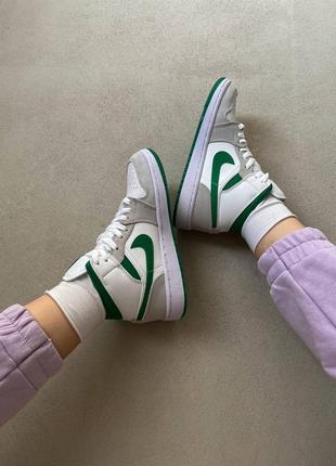 Nke jordan 1 retro white green брендовые серые кроссовки джордан с зелёной подошвой найк трендові жіночі високі кросівки6 фото