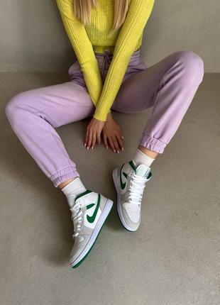 Nke jordan 1 retro white green брендовые серые кроссовки джордан с зелёной подошвой найк трендові жіночі високі кросівки9 фото