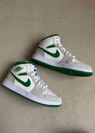 Nke jordan 1 retro white green брендові сірі кросівки джордан із зеленою підошвою найк трендові жіночі високі кросівки