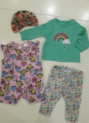 Песочник, футболка, лосины и шапочка.