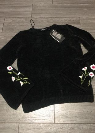 Вязаный свитер с вышивками на рукавах