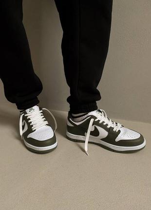Nike dunk low khaki
брендовые крутые кроссовки найк хаки оливковые трендовая модель мужские кроссы найк чоловічі низькі модні кросівки хакі5 фото