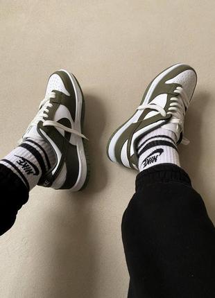 Nike dunk low khaki
брендовые крутые кроссовки найк хаки оливковые трендовая модель мужские кроссы найк чоловічі низькі модні кросівки хакі7 фото