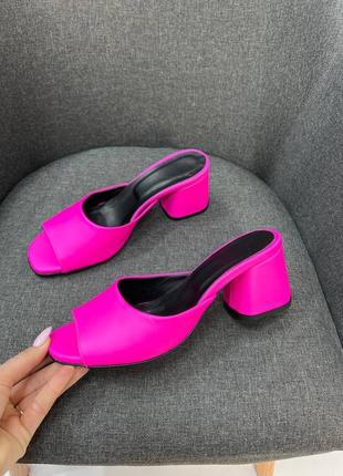 Женские шлёпки на каблуке 6 см из натуральной кожи ярко-розового цвета летние