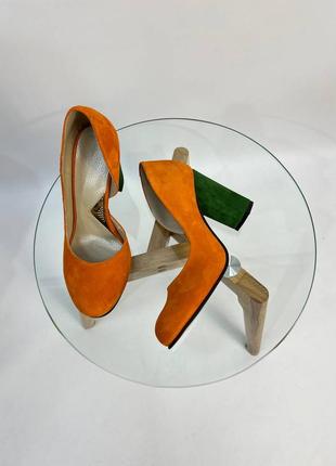 Женские туфли на высоком каблуке в столбик из натуральной замши ярко рыжего цвета комбинированные с зелёным каблуком2 фото