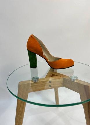 Женские туфли на высоком каблуке в столбик из натуральной замши ярко рыжего цвета комбинированные с зелёным каблуком3 фото