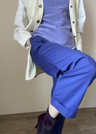 Сиреневые брюки укороченые классические яркие7 фото