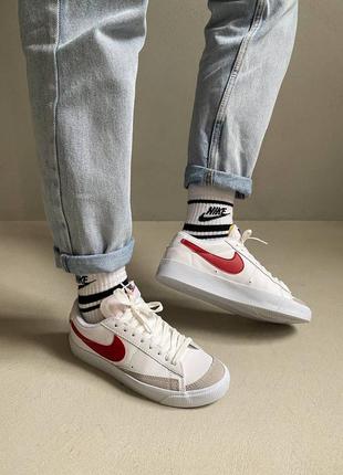 Nike blazer low 77 vintage red брендові жіночі низькі кросівки трендова модель найк блейзер жіночі круті білі кросівки