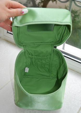 Удобная и вместительная косметичка, салатовая сумка4 фото