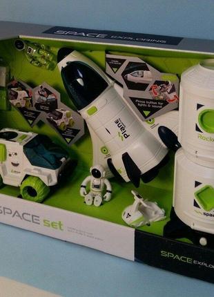 Космическая станция 80105 (6/2) свет, звук, 2 космонавта, аксессуары, в коробке