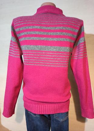 Теплый малиновый свитер в серую полоску4 фото