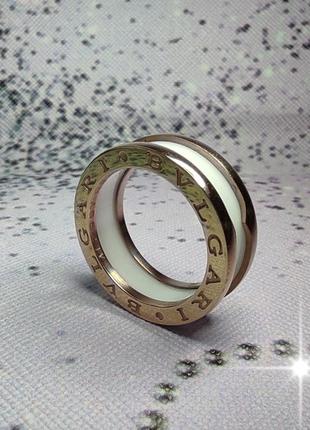 Кольцо в стиле булгари шайба в желтом золоте с белой керамикой 21044 фото