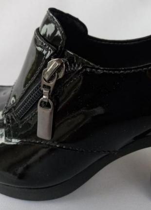 Взуття від знаменитої англійської компанії clarks, яка понад 100 років виробляє добротне якісне взуття, 100% лакована шкіра