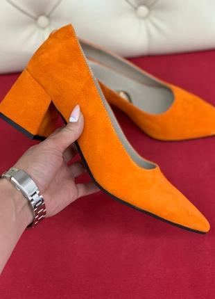Замшевые туфли мандаринованого цвета на небольшом каблуке3 фото