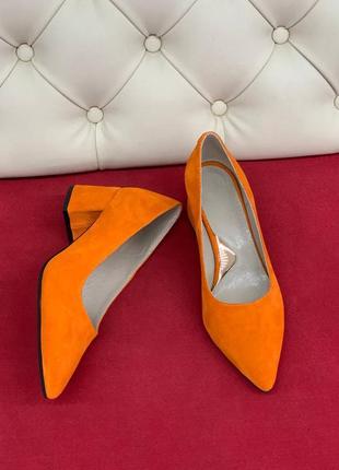 Замшевые туфли мандаринованого цвета на небольшом каблуке2 фото