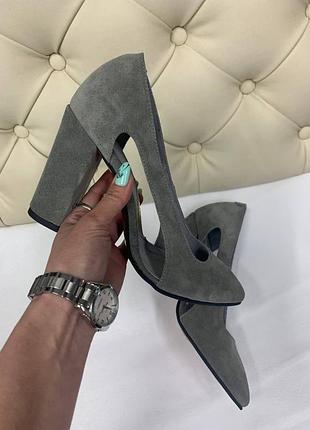 Замшевые эксклюзивные туфли с вырезами по бокам на каблуке в любом цвете!