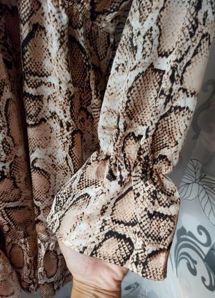 Бежевое короткое платье на запах бохо змеины принт змея6 фото