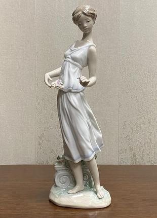 Фарфоровая статуэтка lladro «цветы для богини».2 фото