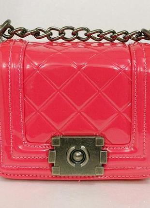 Минисумочка на цепочке малинового цвета