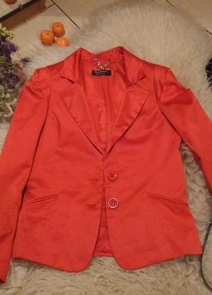 Атласний піджак червоного кольору