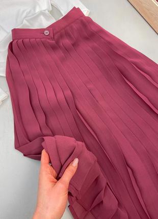Плиссированная юбка миди лилового цвета4 фото