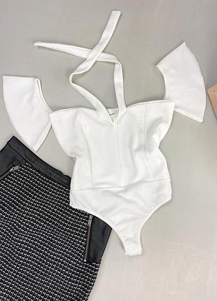 Белое боди с чокером