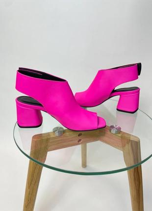 Босоніжки в наявності