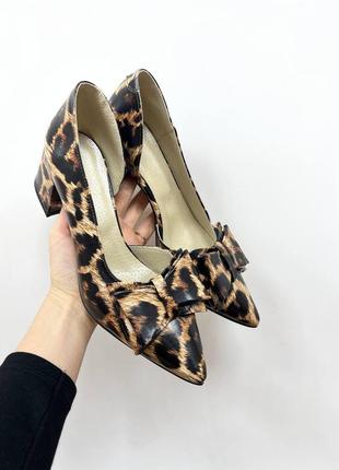 Женские туфли-лодочки на каблуке столбик 6 см из натуральной кожи принт леопард
