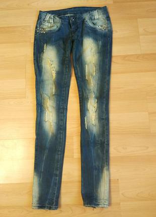 Стильные джинсы с заклепками и потёртостями