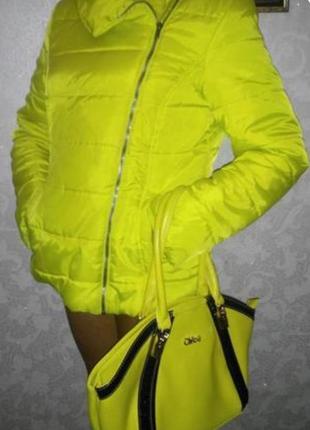 Яркая деми куртка