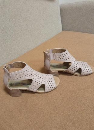 Классные босоножки на девочку