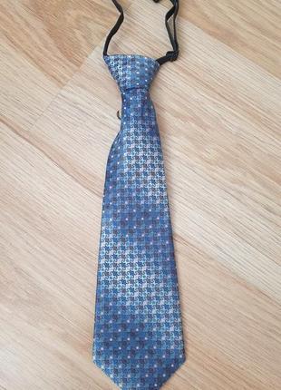 Очень красивый, завязаный галстук для мальчика