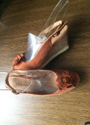 Рр 38-24,7 см яскраві стильні босоніжки на танкетці 5th avenue