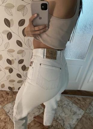 Белые прямые джинсы4 фото