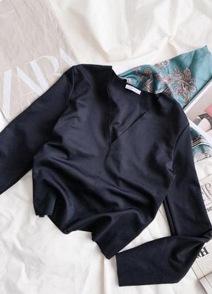 Черный пуловер zara с контрастной строчкой