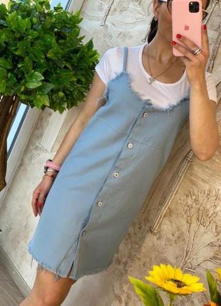 Комплект костюм джинсовый сарафан платье свободного кроя на пуговицах и базовая белая футболка