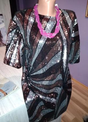 Супер ошатне плаття в поетки,нове ,взаде чорне.