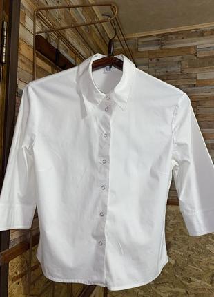Красивая белая рубашка
