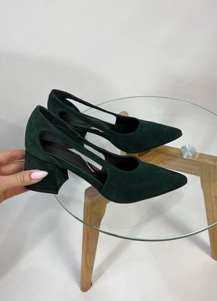 Жіночі туфлі-лодочки на стійкому каблуці з натуральної замші темно-зеленого кольору