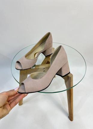 Жіночі туфлі з відкритим носком на не високому каблуці з натуральної замші кольору мокко